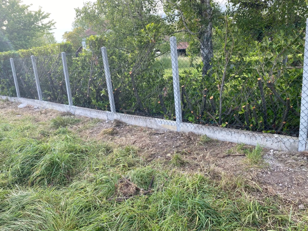Pose de clôture dans un jardin près de Tarbes